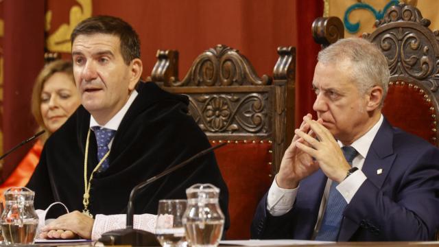 El lehendakari, Iñigo Urkullu junto al nuevo rector de Deusto, Juan José Etxebarria, en el inicio del curso escolar en la universidad privada / Luis Tejido - EFE