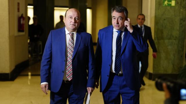 Andoni Ortuzar y Aitor Esteban en los pasillos del Congreso de los Diputados.