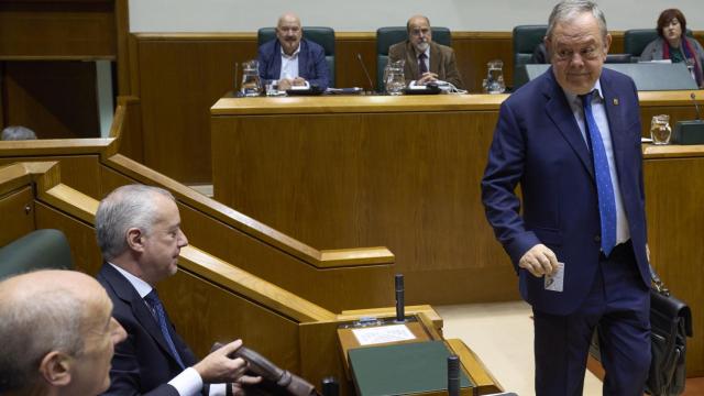 El Consejero de Economía y Hacienda, Pedro Azpiazu, saluda al Lehendakari, Iñigo Urkullu, y al vicelehendakari Primero y Consejero de seguridad, Josu Erkoreka, en el pleno donde se han aprobado los Presupuestos de  2024 / Adrián Ruiz Hierro - EFE