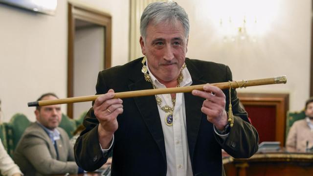 Joseba Asiron con el bastón de mando tras proclamarse alcalde de Pamplona / VILLAR LÓPEZ