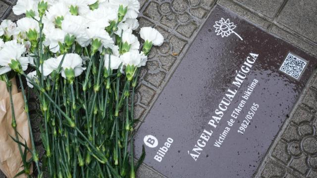 Bilbao coloca su primera placa en una calle en recuerdo de una vctima de ETA, ngel Pascual. / EP