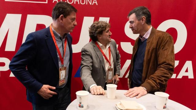 Eneko Andueza, en el centro, junto a Pedro Sánchez y José Ramón Gómez Besteiro