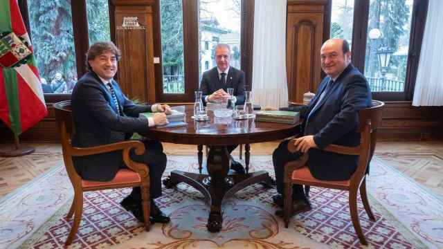 El lehendakari, Iñigo Urkullu, junto al presidente del EBB del PNV,  Andoni Ortuzar y el secretario general del PSE-EE. Eneko Andueza / PSE-EE