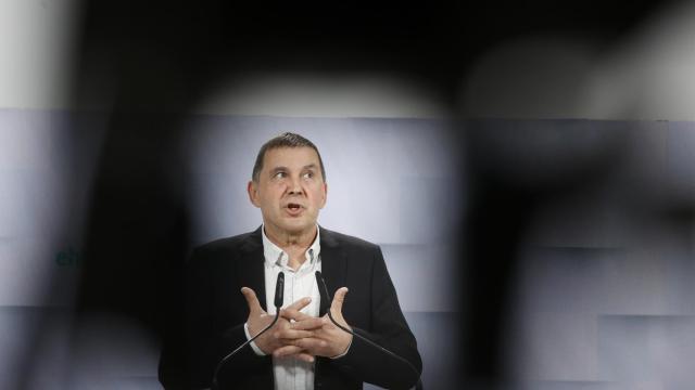 El coordinador general de EH Bildu, Arnaldo Otegi, ofrece este lunes una rueda de prensa en San Sebastián tras la reunión de la Mesa Política de su formación