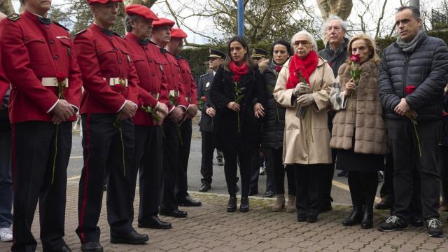 Los padres del agente de la Ertzaintza Jorge Díez, Jose Antonio Díez y Begoña Elorza, y la viuda de Fernando Buesa, Natividad Rodríguez (2d), junto a sus hijos, durante el homenaje