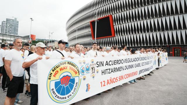 Un centenar de agentes de la Ertzaintza durante una concentración en junio en la explanada de San Mamés / H. BILBAO - EP