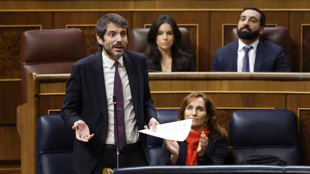 El ministro de Cultura, Ernest Urtasun (i), interviene durante la sesión de control al Gobierno, este miércoles en el Congreso / Mariscal - EFE