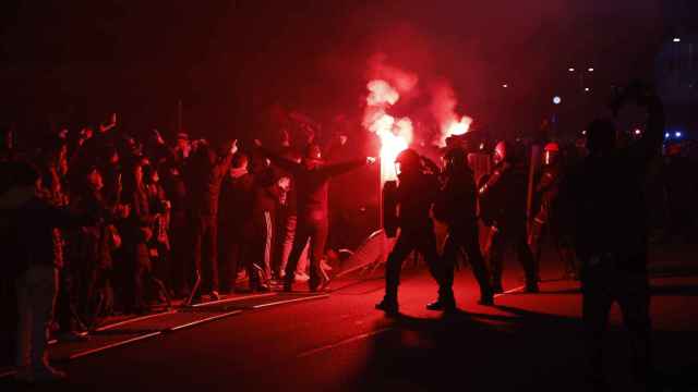 Agentes de la Ertzaintza montan guardia durante el dispositivo policial desplegado antes del encuentro de vuelta de octavos de final de la Champions ente la Real Sociedad y el PSG en San Sebastián / Javier Etxezarreta - EFE