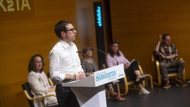 El candidato de EH Bildu, Pello Otxandiano, durante un acto del partido donde presentó su proyecto para Osakidetza / EH Bildu