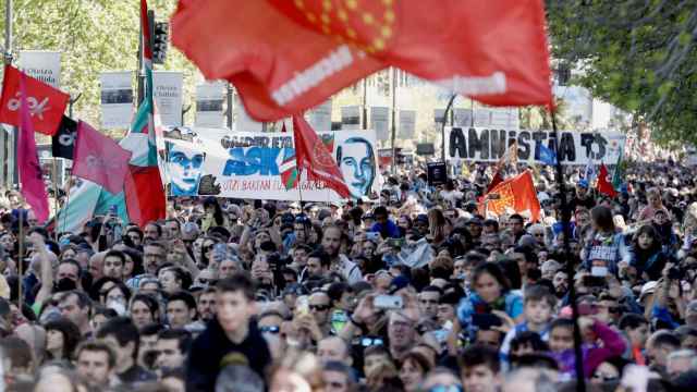 Dos enormes pancartas a favor de los presos de ETA durante el acto final de la 'Korrika' en San Sebastián en 2022 / Juan Herrero - EFE