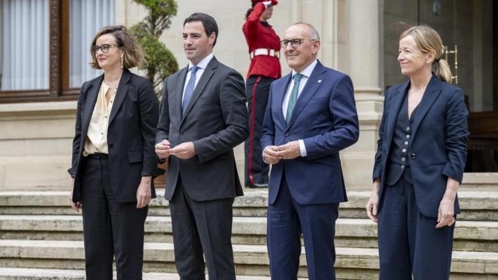 El lehendakari, Imanol Pradales, y los diputados generales de Álava, Bizkaia y Gipuzkoa, Ramiro González, Elixabete Etxanobe y Eider Mendoza