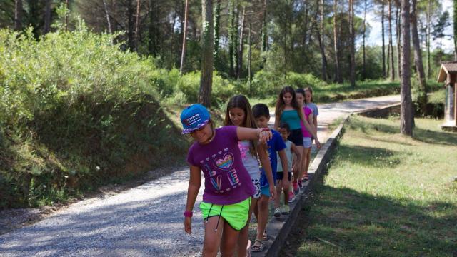 Un grupo de menores participa en una actividad al aire libre / FUNDACIN LA CAIXA