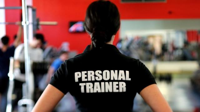 Entrenadora personal en un gimnasio