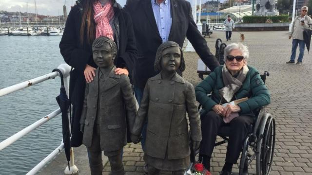 Landabaso y su hija junto a Flori Daz tras el homenaje a los nios exiliados en la guerra civil