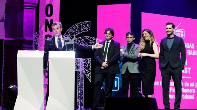 El periodista Pablo Romero recogiendo el premio Ondas a Mejor Podcast en 2018 por 'Las tres muertes de mi padre'. / Premios Ondas