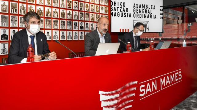 El presidente del club, Aitor Elizegi, el contable, Jon Ander de las Fuentes, y el director general, Jon Berasategi. / ATHLETIC CLUB