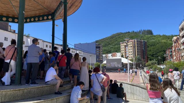 Vecinos de Ermua siguen el homenaje a Miguel ngel Blanco en la plaza del municipio. / CV