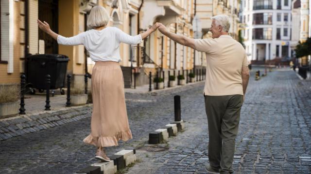 Una pareja de jubilados caminan felices.