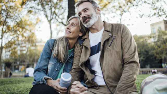 Una pareja disfruta de su tiempo libre.