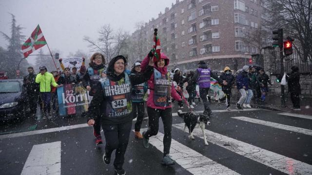 Imagen de la Korrika con carteles de 'Presoak Etxera' detrs. / EP