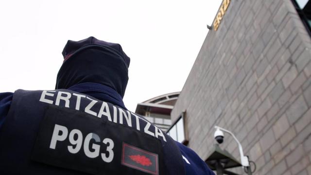 Agente de la Ertzaintza frente a la comisara del barrio del Antiguo, en San Sebastin / CV