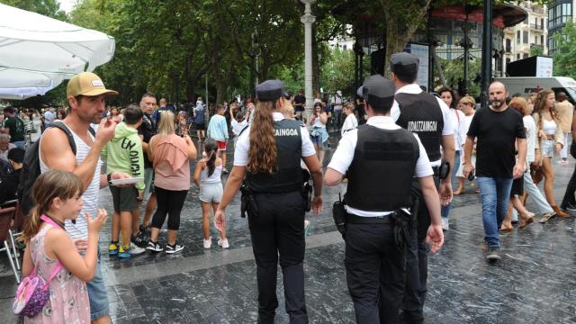 Agentes de la Guardia Municipal patrullan el Boulevard de San Sebastin / Europa Press