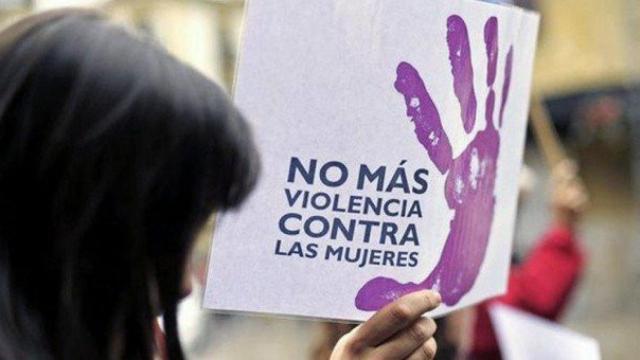 Una mujer porta una pancarta en contra de la violencia machista. EFE/Archivo