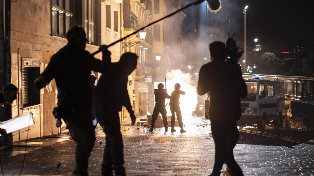 Escena de acción en 'La infiltrada', rodada en Euskadi y Navarra