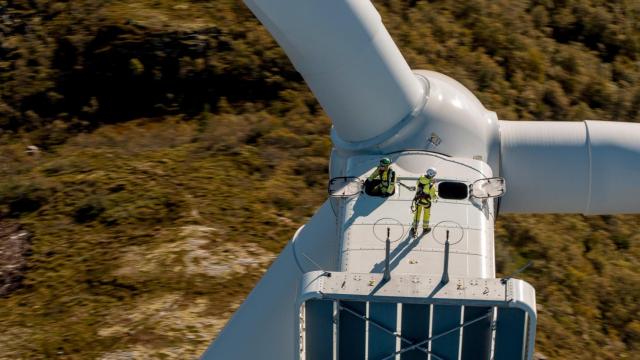 Trabajadores en un parque eólico de Statkraft