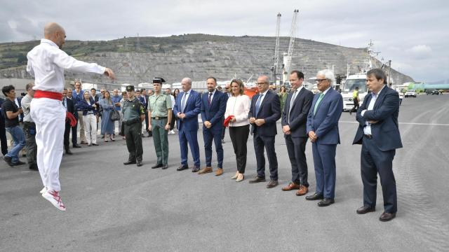 Aurresku en el bautismo de Demosath, de Saitec, en el Puerto de Bilbao / X