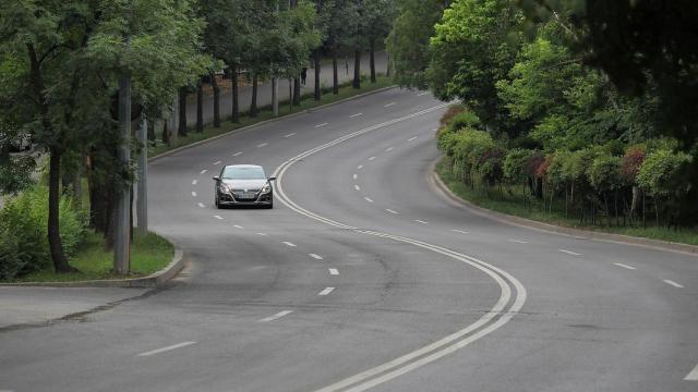 Imagen de archivo de un coche en carretera