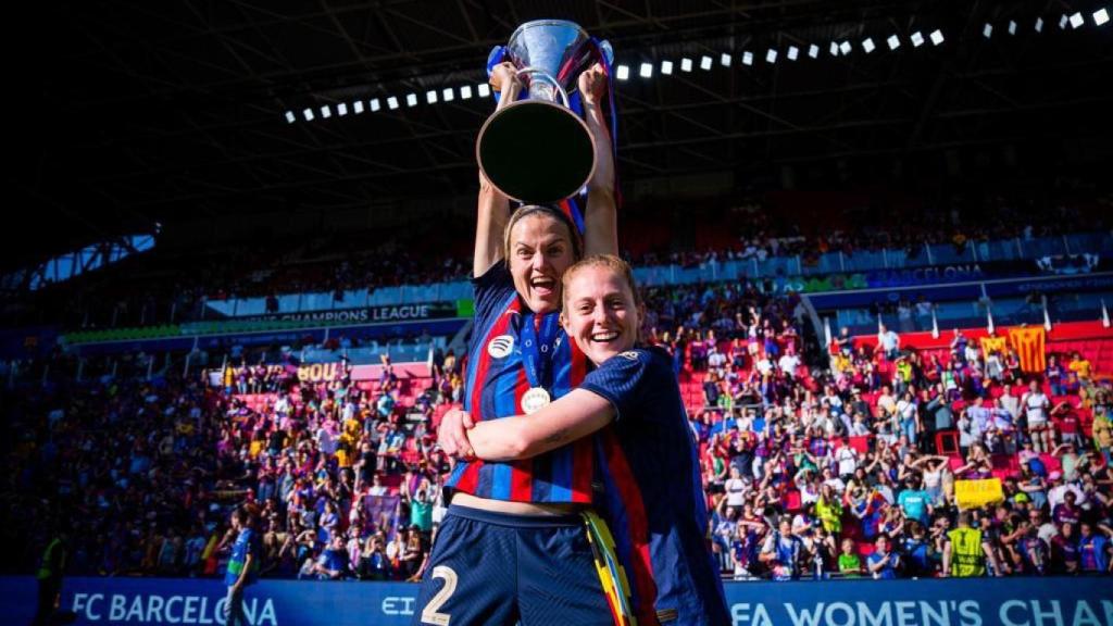 Irene Paredes celebra el triunfo final en la Champions League.