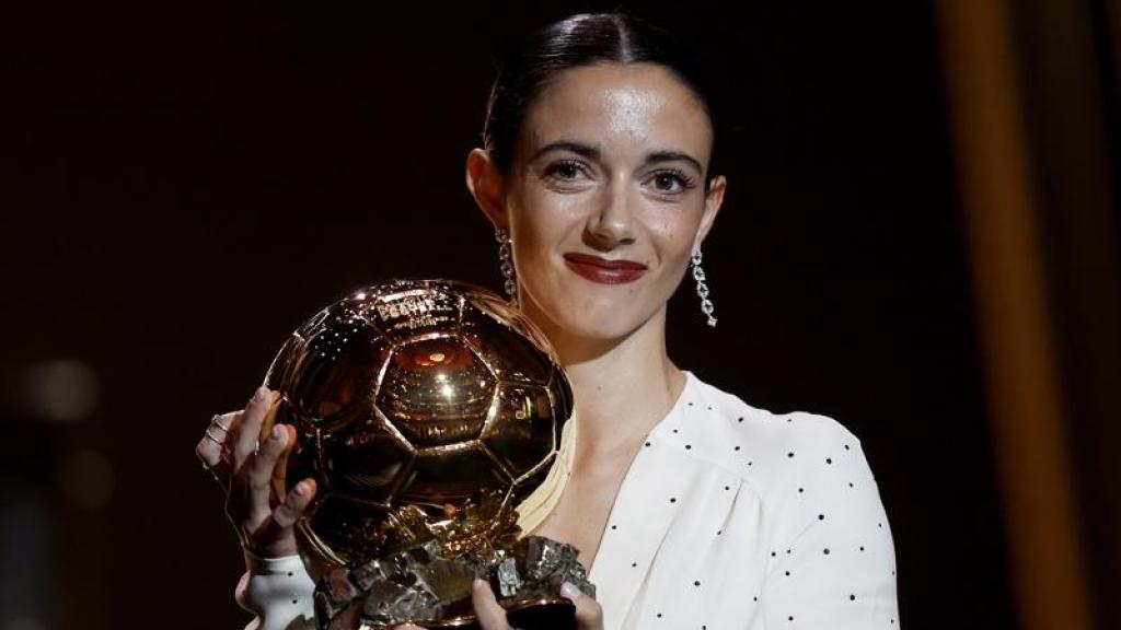 Aitana Bonmati recibe el Balón de Oro a mejor jugadora de la temporada.