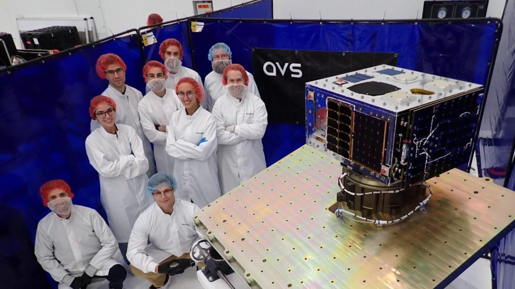 Equipo de AVS, que lanzaba en verano el satélite Lur-1