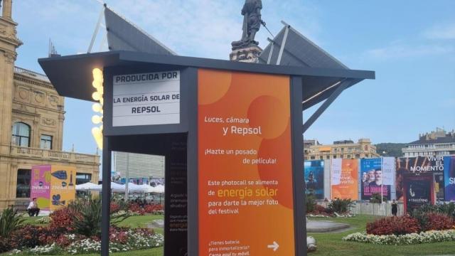 Photocall alimentado con energía solar de Repsol en el festival de cine de San Sebastián en 2024