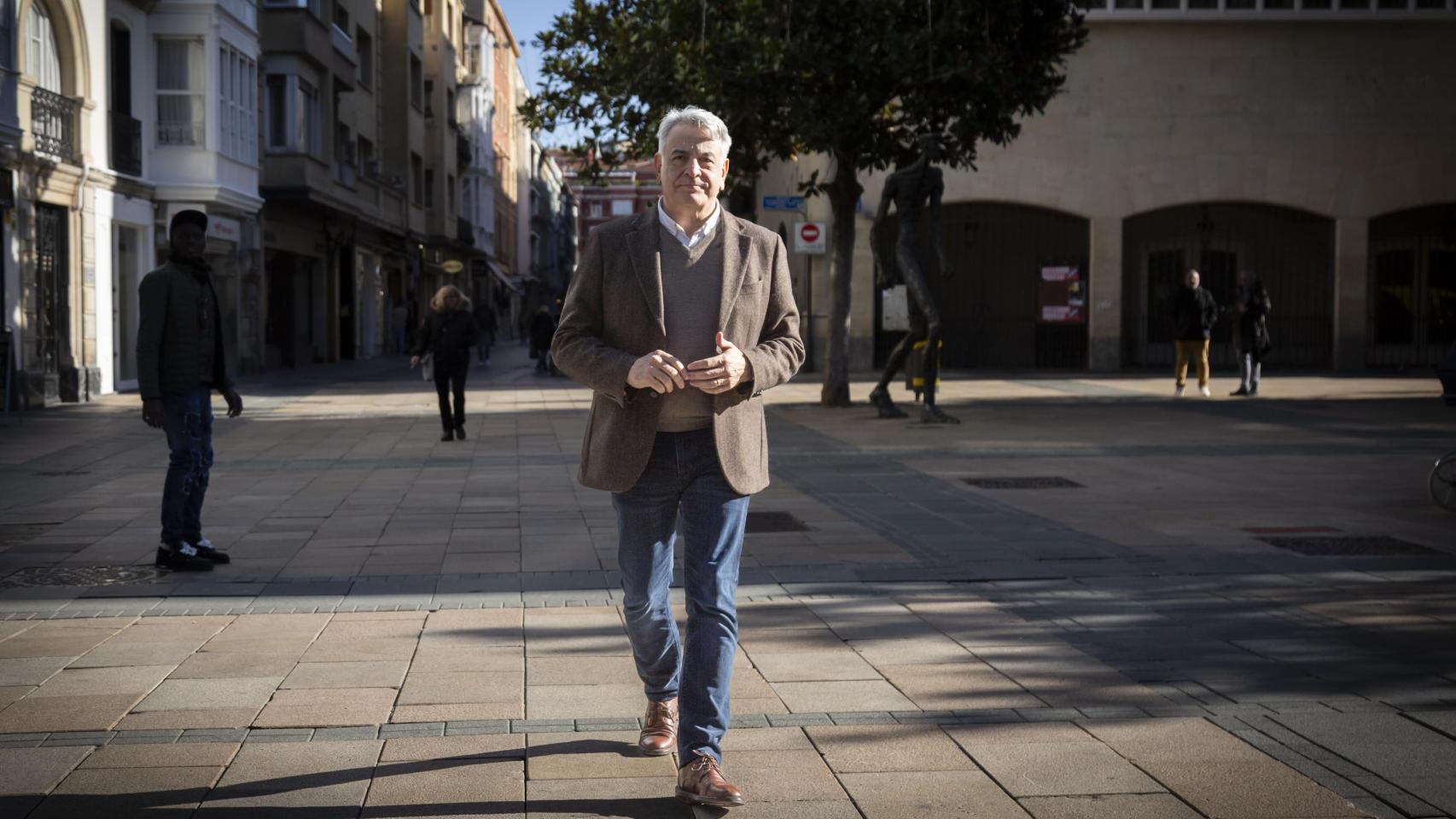 Javier De Andrés, líder del PP vasco, en las calles de Vitoria / Araba Press