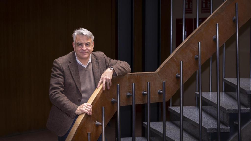 Javier De Andrés posa antes de la entrevista / Araba Press