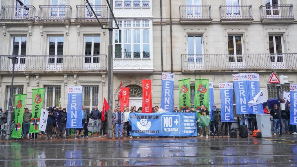 Varias personas con pancartas y banderas durante una protesta de los sindicatos de la Ertzaintza ErNE, Esan y Sipe, frente al Parlamento Vasco, a 26 de septiembre de 2024,