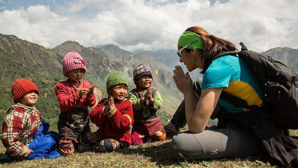 Edurne Pasaban, con niños y niñas de Nepal.