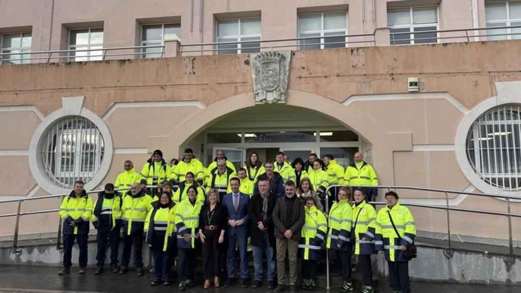 Mikel Torres con los 33 vecinos de Abanto Zierbena contratados por el ayuntamiento