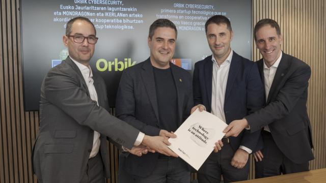 El consejero de Industria, Transición Energética y Sostenibilidad del Gobierno Vasco Mikel Jauregi, junto al director general de IKERLAN Ion Etxeberria, en el centro de la imagen.