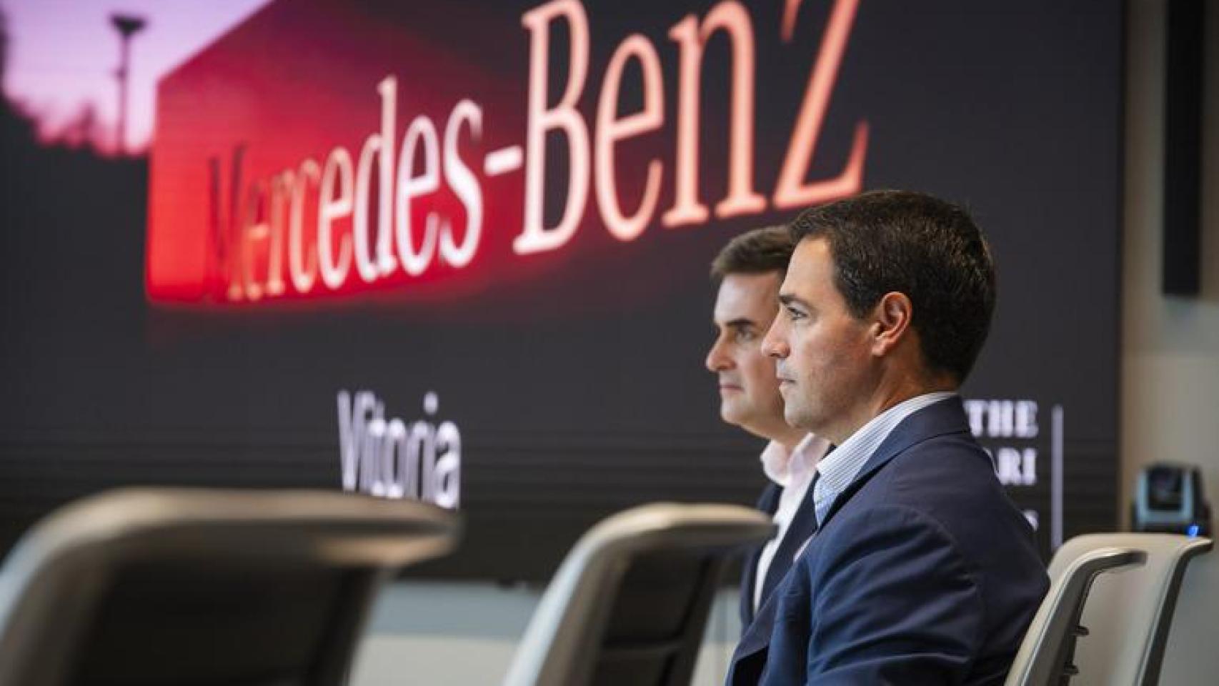 El lehendakari, Imanol Pradales, durante su visita a la planta de Mercedes-Benz en Vitoria, acompañado del consejero de Industria, Mikel Jauregi