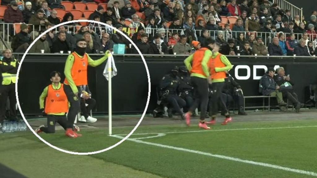 Ander Barrenetxea y Take Kubo observan la secuencia en Mestalla.