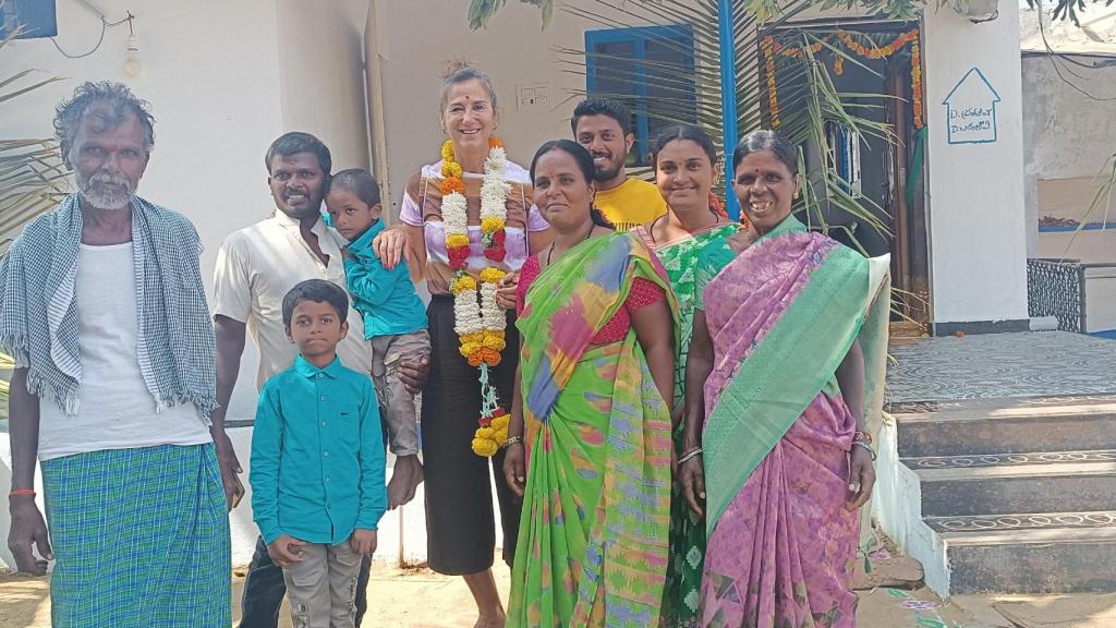 Una familia india inagura su casa en Anantapur gracias a la iniciativa de Vicente Ferrer