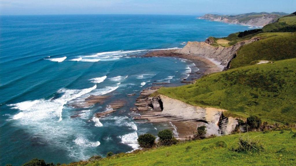 Euskadi destaca en Fitur con la campaña Turismo maitea