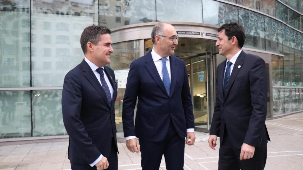 El presidente de Grupo Arania, Eric Arana, con los consejeros Jauregi y D'Anjou