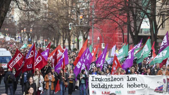 Asistentes convocados por los sindicatos LAB, Steilas, ELA y CCOO, este miércoles en Bilbao.