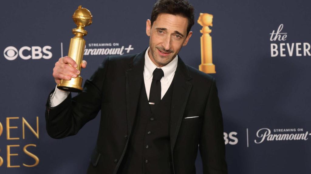 El actor Adrien Brody celebra su Globo de Oro por su papel en 'The Brutalist'