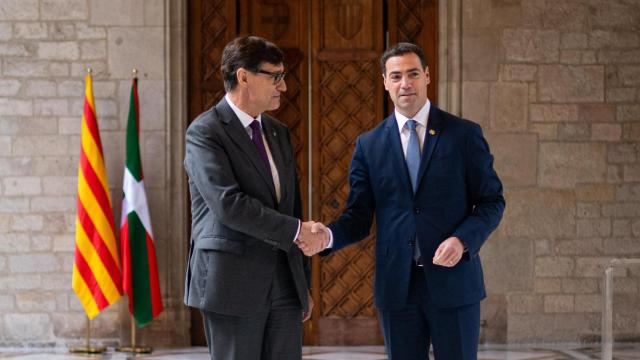 El presidente de la Generalitat, Salvador Illa (i), saluda al lehendakari, Imanol Pradales (d), en el Palau de la Generalitat / Europa Press