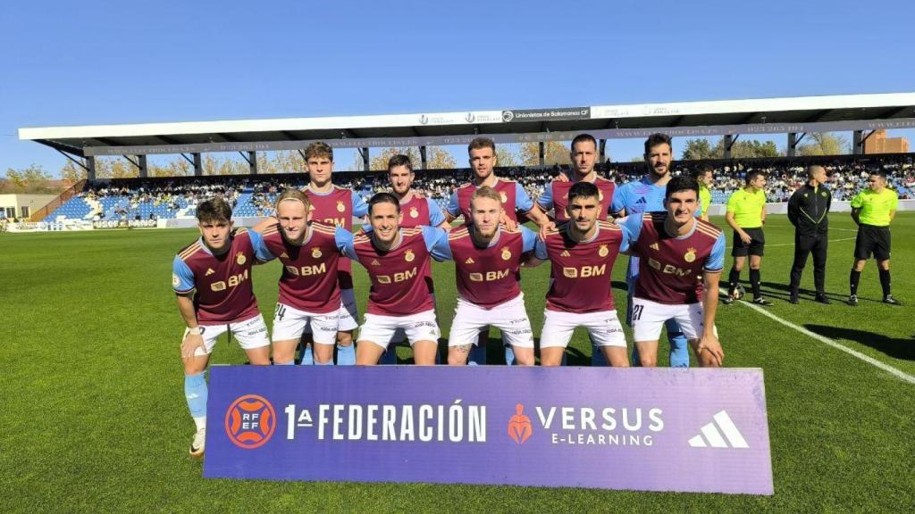 Plantilla del Real Unión con la segunda equipación. Luce los mismos colores que el Aston Villa.